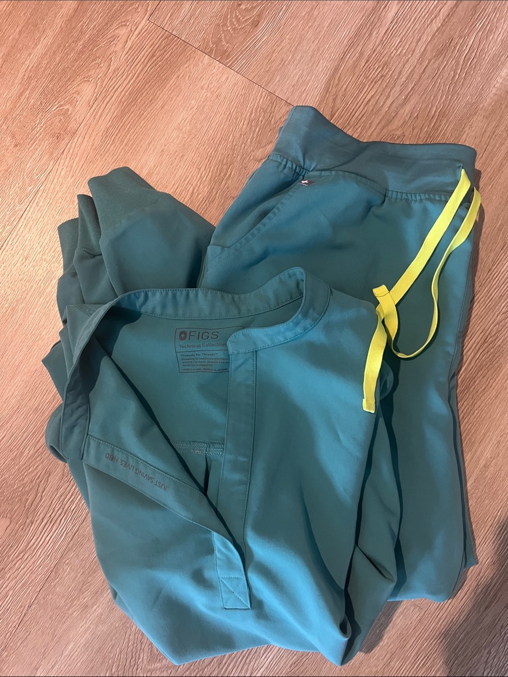Figs teal XL Jogger & XL
Rafaela Scrub Top Set